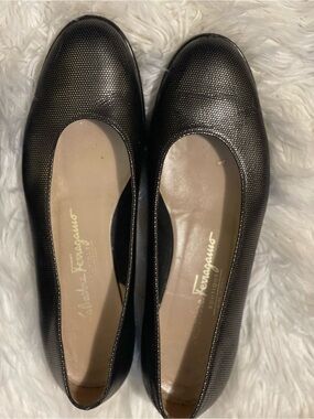 Salvatore Ferragamo Boutique Textured Leather Flats – Made in Italy, size 9E